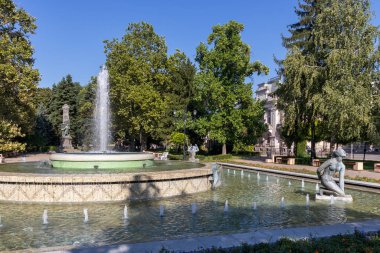 RUSE, BULGARIA -15 Ağustos 2021: Bulgaristan 'ın Rusçuk kentinin merkezinde Kniaz Alexander Battenberg Meydanı