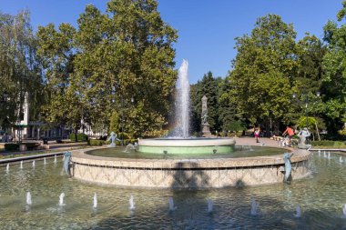 RUSE, BULGARIA -15 Ağustos 2021: Bulgaristan 'ın Rusçuk kentinin merkezinde Kniaz Alexander Battenberg Meydanı