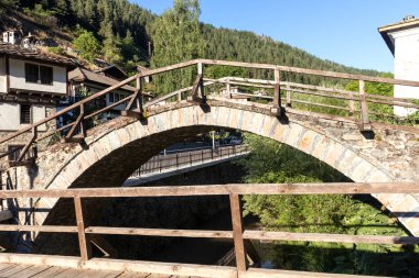 SHIROKA LAKA, BULGARIA - 7 Ağustos 2021: Bulgaristan 'ın Smolyan Bölgesi' nin tarihi Shiroka Laka kasabasındaki eski evler ve sokaklar