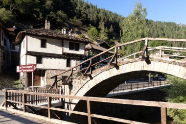 SHIROKA LAKA, BULGARIA - 7 Ağustos 2021: Bulgaristan 'ın Smolyan Bölgesi' nin tarihi Shiroka Laka kasabasındaki eski evler ve sokaklar