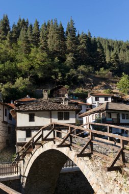 SHIROKA LAKA, BULGARIA - 7 Ağustos 2021: Bulgaristan 'ın Smolyan Bölgesi' nin tarihi Shiroka Laka kasabasındaki eski evler ve sokaklar