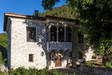 SHIROKA LAKA, BULGARIA - 7 Ağustos 2021: Bulgaristan 'ın Smolyan Bölgesi' nin tarihi Shiroka Laka kasabasındaki eski evler ve sokaklar