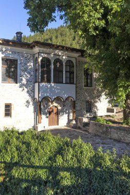 SHIROKA LAKA, BULGARIA - 7 Ağustos 2021: Bulgaristan 'ın Smolyan Bölgesi' nin tarihi Shiroka Laka kasabasındaki eski evler ve sokaklar