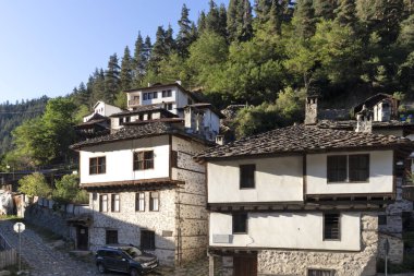 SHIROKA LAKA, BULGARIA - 7 Ağustos 2021: Bulgaristan 'ın Smolyan Bölgesi' nin tarihi Shiroka Laka kasabasındaki eski evler ve sokaklar