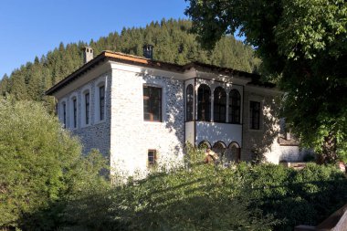 SHIROKA LAKA, BULGARIA - 7 Ağustos 2021: Bulgaristan 'ın Smolyan Bölgesi' nin tarihi Shiroka Laka kasabasındaki eski evler ve sokaklar