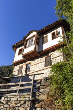 SHIROKA LAKA, BULGARIA - 7 Ağustos 2021: Bulgaristan 'ın Smolyan Bölgesi' nin tarihi Shiroka Laka kasabasındaki eski evler ve sokaklar