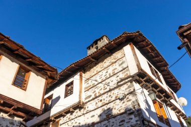 SHIROKA LAKA, BULGARIA - 7 Ağustos 2021: Bulgaristan 'ın Smolyan Bölgesi' nin tarihi Shiroka Laka kasabasındaki eski evler ve sokaklar