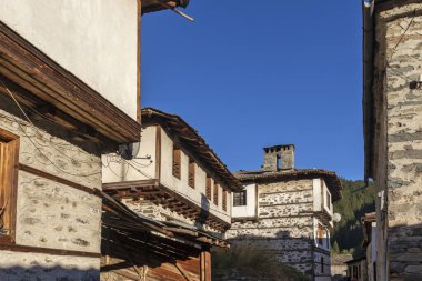 SHIROKA LAKA, BULGARIA - 7 Ağustos 2021: Bulgaristan 'ın Smolyan Bölgesi' nin tarihi Shiroka Laka kasabasındaki eski evler ve sokaklar