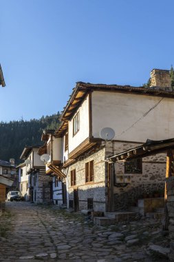 SHIROKA LAKA, BULGARIA - 7 Ağustos 2021: Bulgaristan 'ın Smolyan Bölgesi' nin tarihi Shiroka Laka kasabasındaki eski evler ve sokaklar