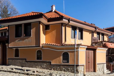 PLOVDIV, BULGARIA - 2 Ocak 2022: Bulgaristan 'ın Plovdiv kentindeki eski kasaba, mimari ve tarihsel rezerv olarak Sokak ve Dokuzuncu Yüzyıl Evleri