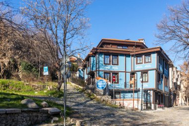 PLOVDIV, BULGARIA - 2 Ocak 2022: Bulgaristan 'ın Plovdiv kentindeki eski kasaba, mimari ve tarihsel rezerv olarak Sokak ve Dokuzuncu Yüzyıl Evleri