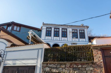 PLOVDIV, BULGARIA - 2 Ocak 2022: Bulgaristan 'ın Plovdiv kentindeki eski kasaba, mimari ve tarihsel rezerv olarak Sokak ve Dokuzuncu Yüzyıl Evleri