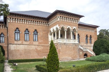 BUCHAREST, ROMANIA - 18 Ağustos 2021: Romanya 'nın Bükreş kenti yakınlarındaki Mogosoaia Sarayı' nın yaz manzarası