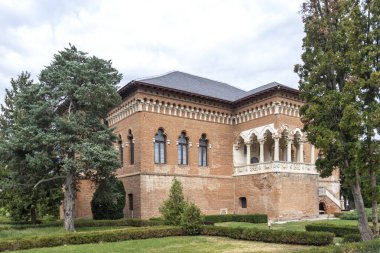 BUCHAREST, ROMANIA - 18 Ağustos 2021: Romanya 'nın Bükreş kenti yakınlarındaki Mogosoaia Sarayı' nın yaz manzarası
