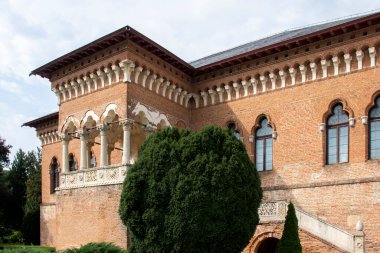 BUCHAREST, ROMANIA - 18 Ağustos 2021: Romanya 'nın Bükreş kenti yakınlarındaki Mogosoaia Sarayı' nın yaz manzarası