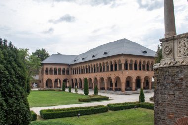 BUCHAREST, ROMANIA - 18 Ağustos 2021: Romanya 'nın Bükreş kenti yakınlarındaki Mogosoaia Sarayı' nın yaz manzarası