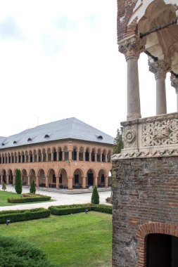 BUCHAREST, ROMANIA - 18 Ağustos 2021: Romanya 'nın Bükreş kenti yakınlarındaki Mogosoaia Sarayı' nın yaz manzarası