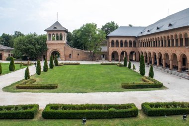 BUCHAREST, ROMANIA - 18 Ağustos 2021: Romanya 'nın Bükreş kenti yakınlarındaki Mogosoaia Sarayı' nın yaz manzarası