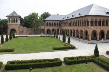 BUCHAREST, ROMANIA - 18 Ağustos 2021: Romanya 'nın Bükreş kenti yakınlarındaki Mogosoaia Sarayı' nın yaz manzarası