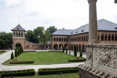 BUCHAREST, ROMANIA - 18 Ağustos 2021: Romanya 'nın Bükreş kenti yakınlarındaki Mogosoaia Sarayı' nın yaz manzarası