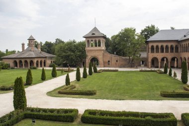 BUCHAREST, ROMANIA - 18 Ağustos 2021: Romanya 'nın Bükreş kenti yakınlarındaki Mogosoaia Sarayı' nın yaz manzarası