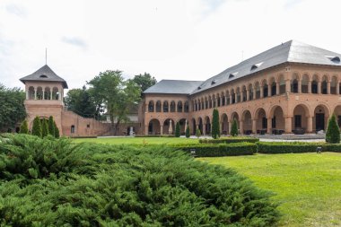 BUCHAREST, ROMANIA - 18 Ağustos 2021: Romanya 'nın Bükreş kenti yakınlarındaki Mogosoaia Sarayı' nın yaz manzarası