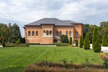 BUCHAREST, ROMANIA - 18 Ağustos 2021: Romanya 'nın Bükreş kenti yakınlarındaki Mogosoaia Sarayı' nın yaz manzarası