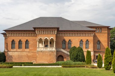 BUCHAREST, ROMANIA - 18 Ağustos 2021: Romanya 'nın Bükreş kenti yakınlarındaki Mogosoaia Sarayı' nın yaz manzarası