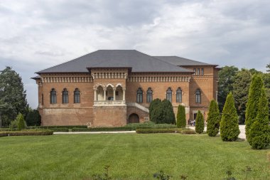 BUCHAREST, ROMANIA - 18 Ağustos 2021: Romanya 'nın Bükreş kenti yakınlarındaki Mogosoaia Sarayı' nın yaz manzarası