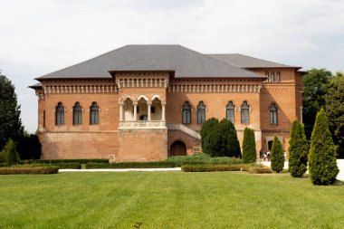BUCHAREST, ROMANIA - 18 Ağustos 2021: Romanya 'nın Bükreş kenti yakınlarındaki Mogosoaia Sarayı' nın yaz manzarası