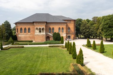 BUCHAREST, ROMANIA - 18 Ağustos 2021: Romanya 'nın Bükreş kenti yakınlarındaki Mogosoaia Sarayı' nın yaz manzarası