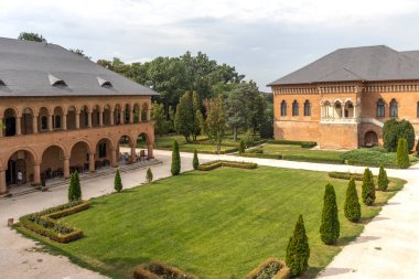 BUCHAREST, ROMANIA - 18 Ağustos 2021: Romanya 'nın Bükreş kenti yakınlarındaki Mogosoaia Sarayı' nın yaz manzarası