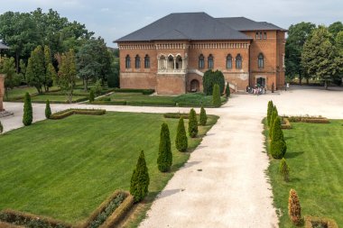 BUCHAREST, ROMANIA - 18 Ağustos 2021: Romanya 'nın Bükreş kenti yakınlarındaki Mogosoaia Sarayı' nın yaz manzarası