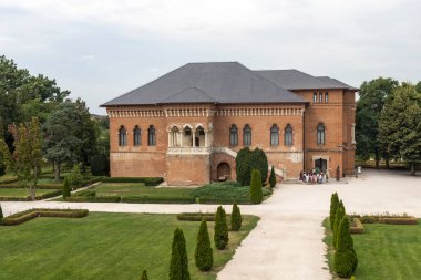 BUCHAREST, ROMANIA - 18 Ağustos 2021: Romanya 'nın Bükreş kenti yakınlarındaki Mogosoaia Sarayı' nın yaz manzarası