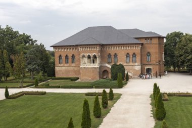 BUCHAREST, ROMANIA - 18 Ağustos 2021: Romanya 'nın Bükreş kenti yakınlarındaki Mogosoaia Sarayı' nın yaz manzarası