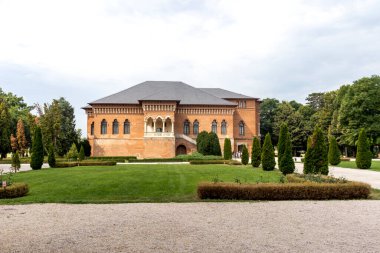 BUCHAREST, ROMANIA - 18 Ağustos 2021: Romanya 'nın Bükreş kenti yakınlarındaki Mogosoaia Sarayı' nın yaz manzarası