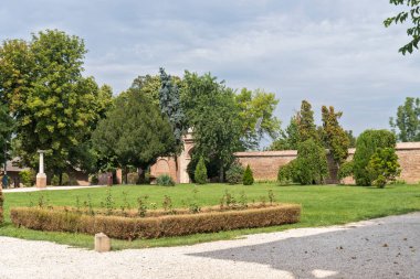 BUCHAREST, ROMANIA - 18 Ağustos 2021: Romanya 'nın Bükreş kenti yakınlarındaki Mogosoaia Sarayı' nın yaz manzarası