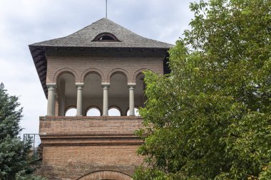 BUCHAREST, ROMANIA - 18 Ağustos 2021: Romanya 'nın Bükreş kenti yakınlarındaki Mogosoaia Sarayı' nın yaz manzarası