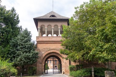 BUCHAREST, ROMANIA - 18 Ağustos 2021: Romanya 'nın Bükreş kenti yakınlarındaki Mogosoaia Sarayı' nın yaz manzarası