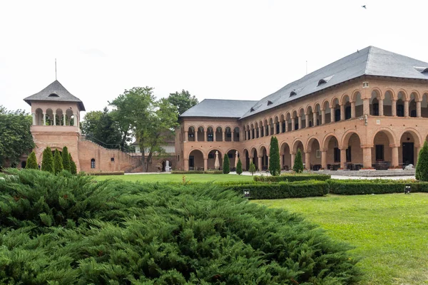 BUCHAREST, ROMANIA - 18 Ağustos 2021: Romanya 'nın Bükreş kenti yakınlarındaki Mogosoaia Sarayı' nın yaz manzarası