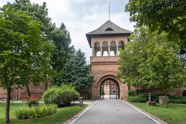 BUCHAREST, ROMANIA - 18 Ağustos 2021: Romanya 'nın Bükreş kenti yakınlarındaki Mogosoaia Sarayı' nın yaz manzarası