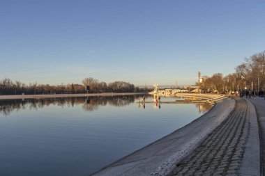 PLOVDIV, BULGARIA - 2 Ocak 2022: Bulgaristan 'ın Filibe kentindeki Kürek Bulvarı' nın İnanılmaz Gün Batımı Manzarası