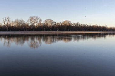 PLOVDIV, BULGARIA - 2 Ocak 2022: Bulgaristan 'ın Filibe kentindeki Kürek Bulvarı' nın İnanılmaz Gün Batımı Manzarası