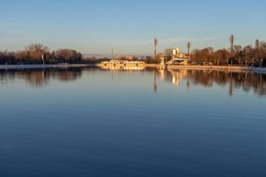 PLOVDIV, BULGARIA - 2 Ocak 2022: Bulgaristan 'ın Filibe kentindeki Kürek Bulvarı' nın İnanılmaz Gün Batımı Manzarası