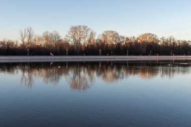 PLOVDIV, BULGARIA - 2 Ocak 2022: Bulgaristan 'ın Filibe kentindeki Kürek Bulvarı' nın İnanılmaz Gün Batımı Manzarası