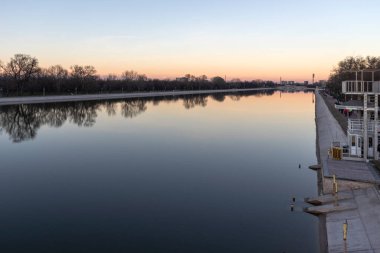 PLOVDIV, BULGARIA - 2 Ocak 2022: Bulgaristan 'ın Filibe kentindeki Kürek Bulvarı' nın İnanılmaz Gün Batımı Manzarası