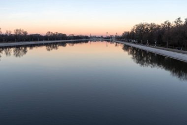 PLOVDIV, BULGARIA - 2 Ocak 2022: Bulgaristan 'ın Filibe kentindeki Kürek Bulvarı' nın İnanılmaz Gün Batımı Manzarası