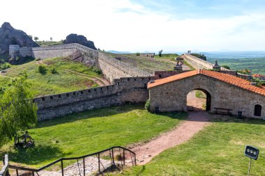 BELOGRADCHIK, BULGARIA - 22 Mayıs 2021: Bulgaristan 'ın Kaleto, Vidin Bölgesi olarak bilinen Ortaçağ Belogradchik Kalesi Harabeleri