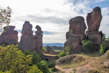 BELOGRADCHIK, BULGARIA - 22 Mayıs 2021: Bulgaristan 'ın Kaleto, Vidin Bölgesi olarak bilinen Ortaçağ Belogradchik Kalesi Harabeleri