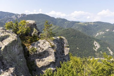 Bulgaristan 'ın Filibe Bölgesi Belintash kenti yakınlarındaki Rodop Dağlarının şaşırtıcı manzarası